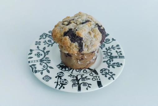 お皿の上のチョコチップマフィン お皿の上のチョコチップマフィン マフィン,スイーツ,カップケーキの写真素材