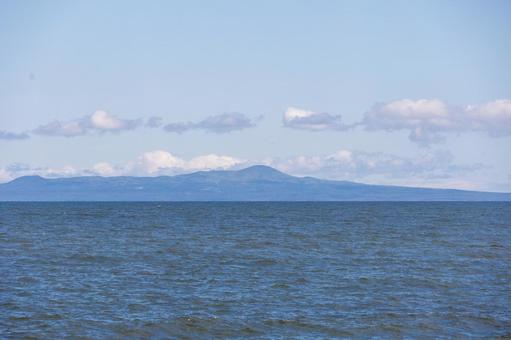 野付から見える海の向こうの国後島 野付から見える海の向こうの国後島 野付半島,国後島,北方領土の写真素材