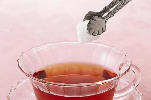 紅茶に砂糖を入れるシーン 紅茶に砂糖を入れるシーン 紅茶,角砂糖,トングの写真素材