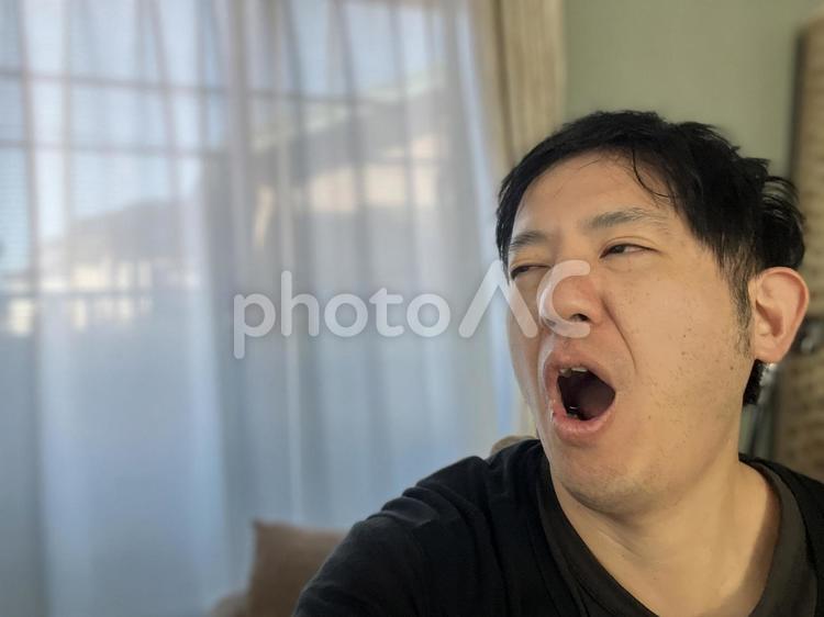口を開く男性　251111 男性,口,開くの写真素材