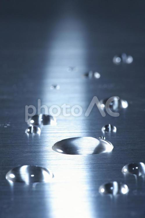 ステンレスの上の水滴 ステンレス,ヘアーライン,金属の写真素材
