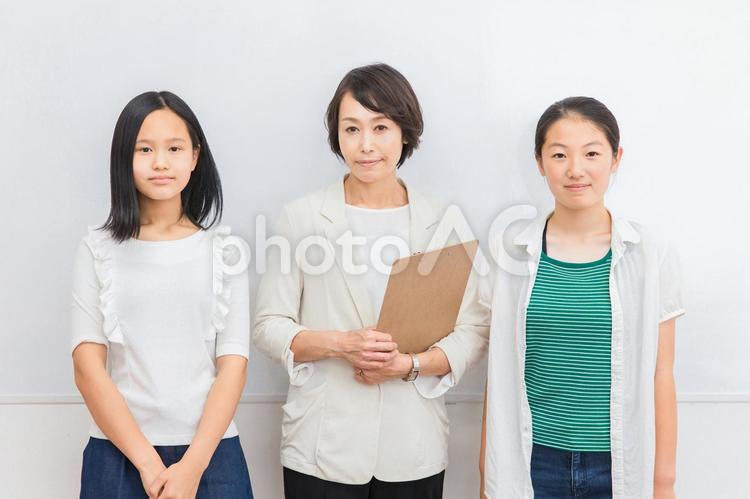 スーツを着た女性と子供（先生と生徒） 学校,先生,子供の写真素材
