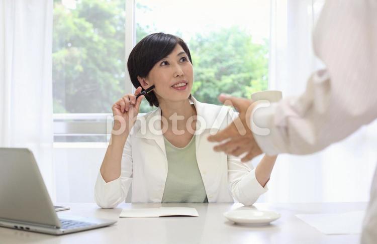 男性と話すビジネスウーマン 働く女性,女性,ビジネスウーマンの写真素材