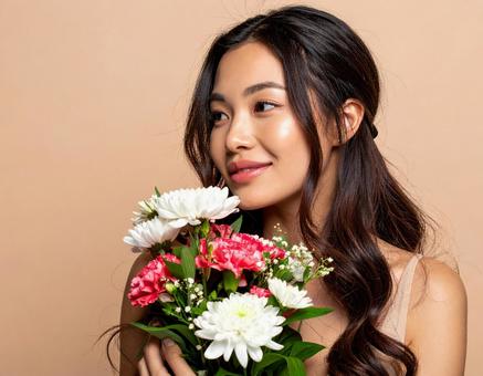 花束を持つ女性 花束を持つ女性の写真