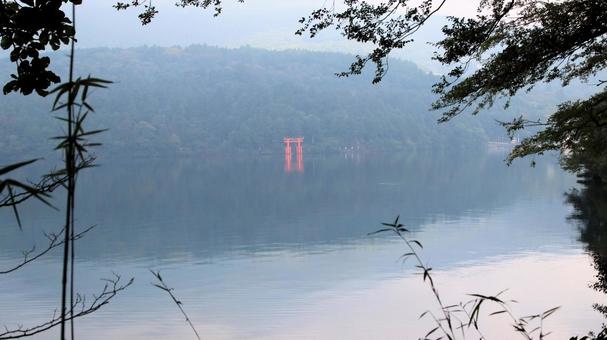 恩賜箱根公園から望む湖面に立つ平和の鳥居 恩賜箱根公園から望む湖面に立つ平和の鳥居 芦ノ湖,恩賜箱根公園,平和の鳥居の写真素材