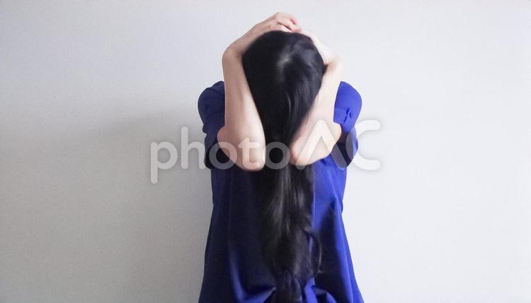 頭を抱える女性(横長) 女性,ストレス,辛いの写真素材