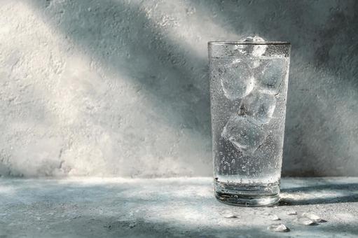 グラスに注がれた冷たい氷と水 グラスに注がれた冷たい氷と水の写真