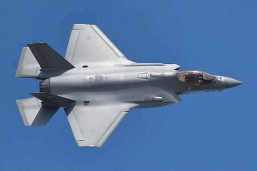 背中を見せるF-35A 背中を見せるF-35Aの写真