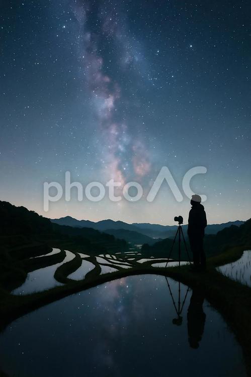 棚田に映る天の川と星空を撮影する人 星空,天の川,宇宙の写真素材