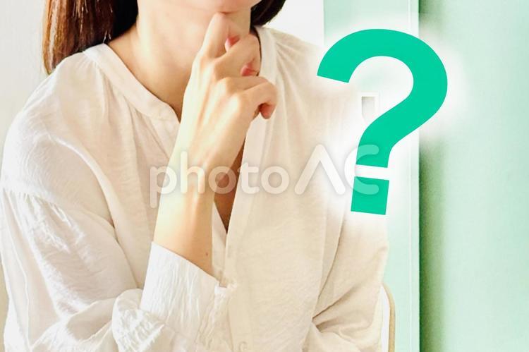 はてなマークと若い女性（顔無し） 疑問,はてな,悩むの写真素材