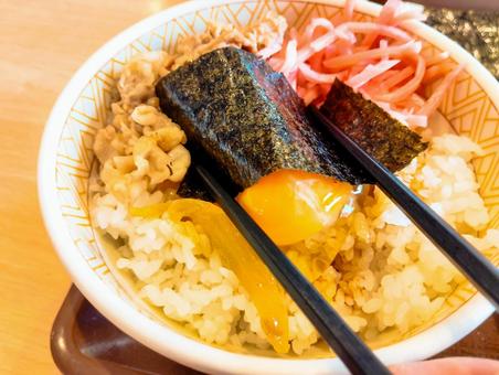 そしてそれを海苔でもって そしてそれを海苔でもって たまごかけご飯,牛丼,卵の写真素材