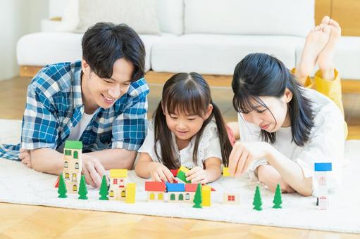 リビングで遊ぶ家族 リビングで遊ぶ家族 家族,笑顔,遊ぶの写真素材