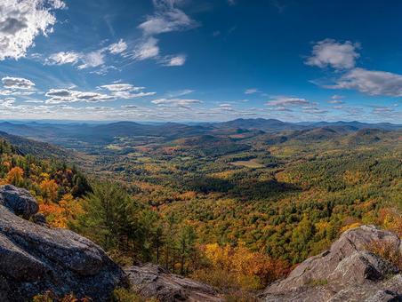 色鮮やかな山のパノラマの写真