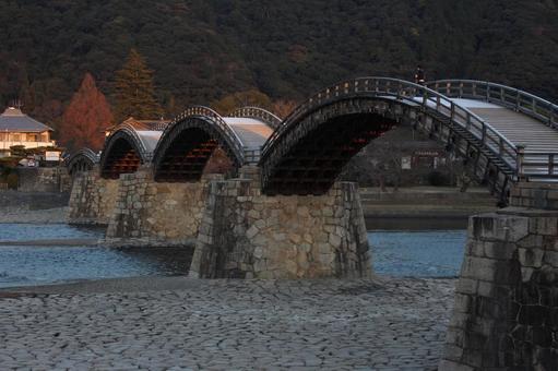 静寂に架かる五連の木橋の写真