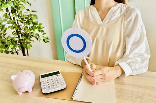 エプロン姿の女性と家計のOKのイメージ エプロン姿の女性と家計のOKのイメージ 正解,主婦,okの写真素材