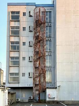 雑居ビルの裏側 雑居ビルの裏側 ビル,街並み,錆の写真素材