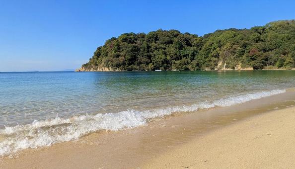 砂浜に寄せるさざ波の囁きの写真