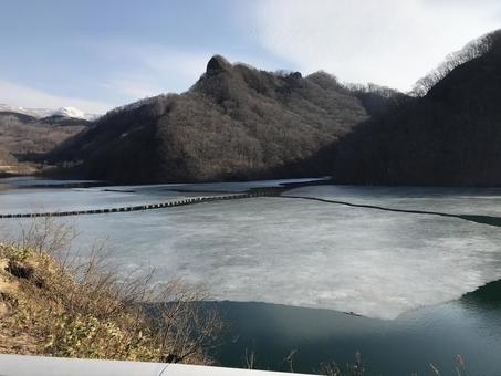 冬のダム湖 冬のダム湖の写真