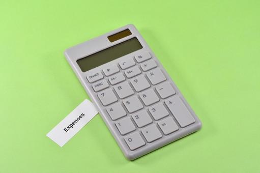 電卓とexpensesで経費のイメージ 電卓とexpensesで経費のイメージの写真