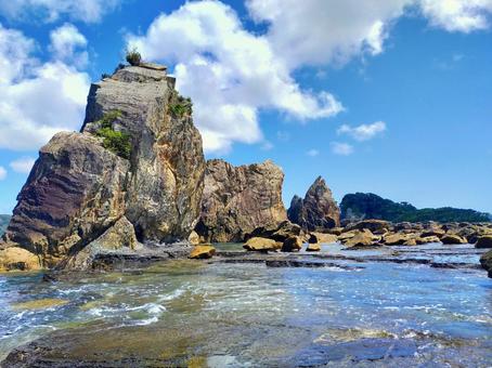 橋杭岩の青い空と串本洋の夏の海 橋杭岩の青い空と串本洋の夏の海 橋杭岩,海,岩の写真素材