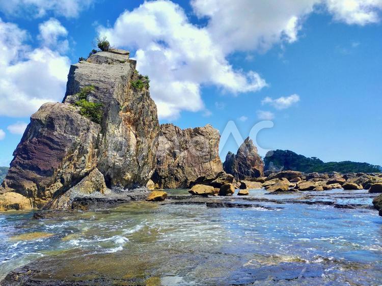 橋杭岩の青い空と串本洋の夏の海 橋杭岩,海,岩の写真素材