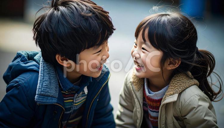 おしゃべりする男の子と女の子 小学生,友達,仲良しの写真素材