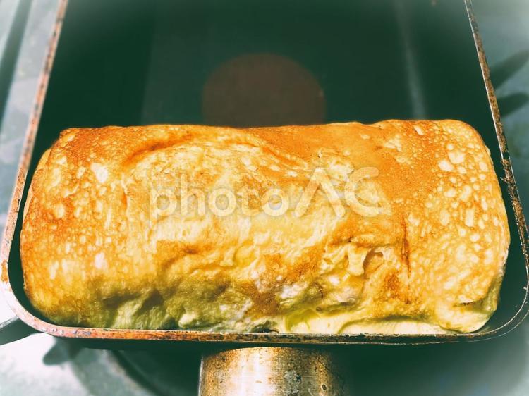 卵焼き（厚焼き卵）を焼いています１４ 卵焼き,厚焼き卵,お家の卵焼きの写真素材