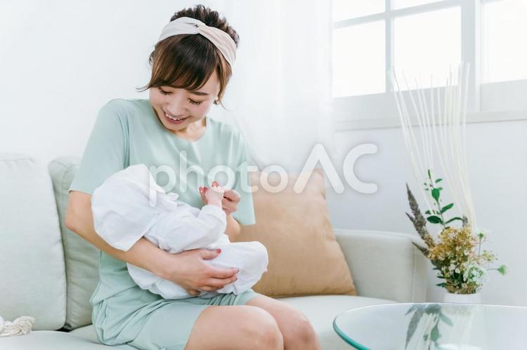 出産して赤ちゃんを抱っこする日本人女性 出産,産休,赤ちゃんの写真素材