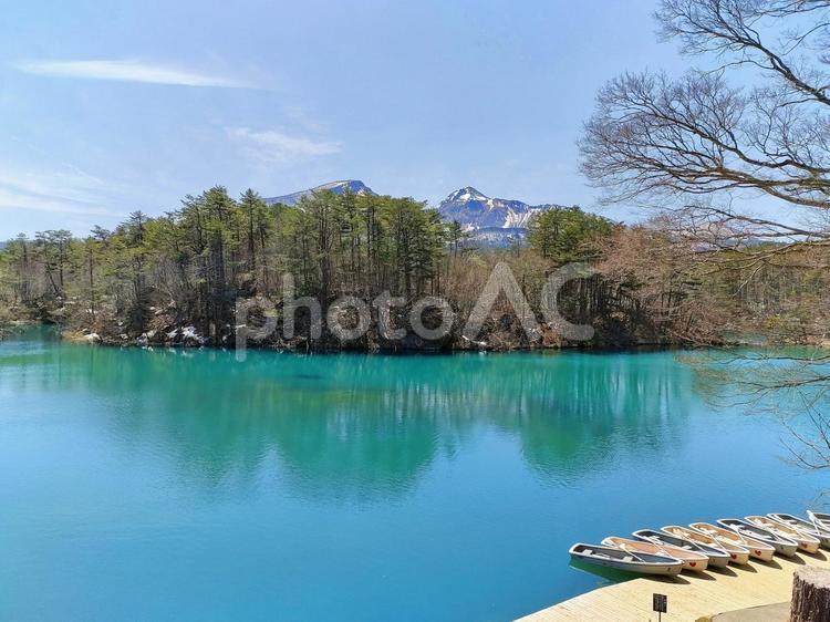 五色沼 湖,湖畔,山々の写真素材