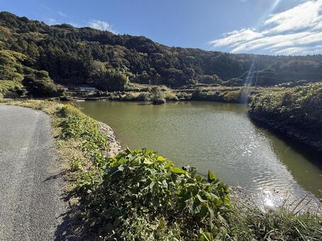 田舎の風景（ため池）02 田舎,青空,秋晴れの写真素材