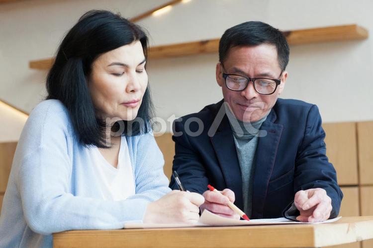 指導を受ける中年女性4 習い事,中年,シニアの写真素材