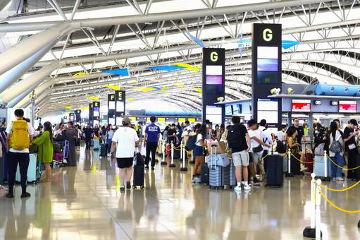 帰省や旅行で混雑する夏休みの空港ロビー 帰省や旅行で混雑する夏休みの空港ロビー 空港,混雑,夏休みの写真素材