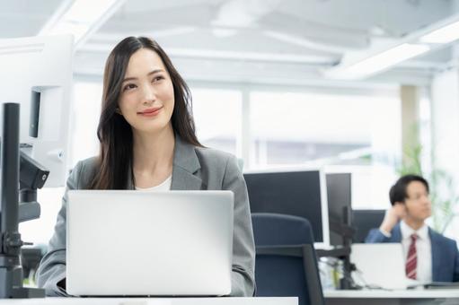 オフィスで仕事をする若いビジネスウーマン オフィスで仕事をする若いビジネスウーマン ビジネス,女性,オフィスの写真素材