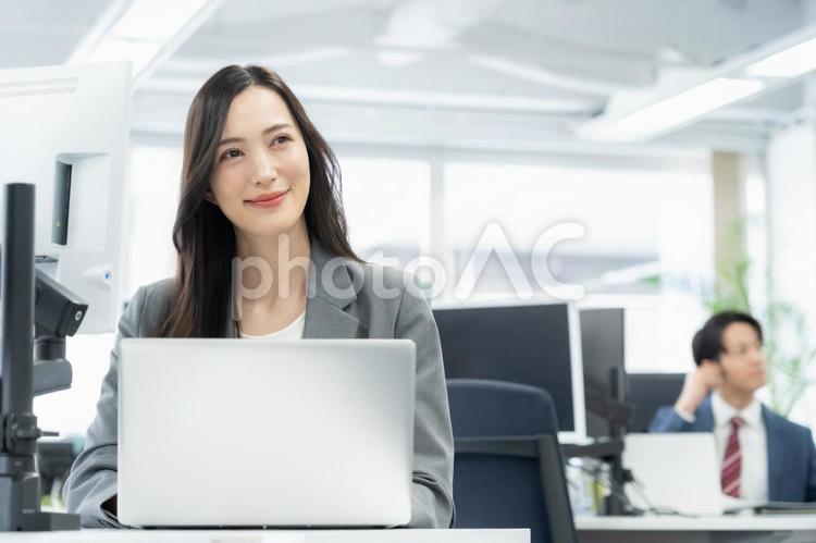 オフィスで仕事をする若いビジネスウーマン ビジネス,女性,オフィスの写真素材