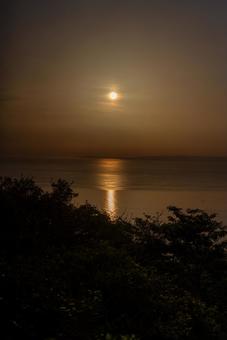 海に沈む夕日と光の道 夕日,サンセット,日没の写真素材