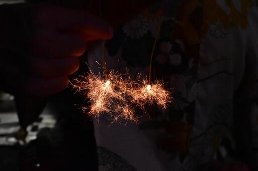線香花火 花火,手持ち花火,線香花火の写真素材
