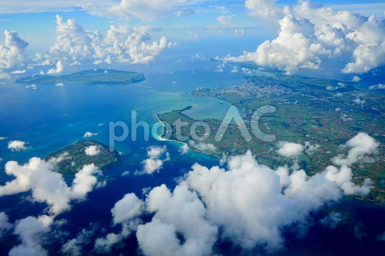 飛行機から眺める宮古島とエメラルドの海 宮古島,沖縄,離島の写真素材