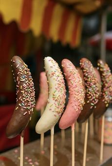 夏祭りのカラフルチョコバナナ 夏祭りのカラフルチョコバナナの写真