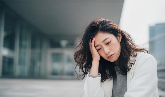 ストレスに悩む日本人ビジネスウーマン ストレスに悩む日本人ビジネスウーマンの写真