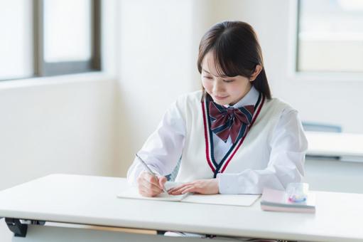 教室で勉強する学生 教室で勉強する学生 高校生,笑顔,学生の写真素材
