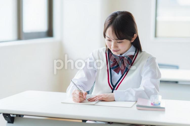 教室で勉強する学生 高校生,笑顔,学生の写真素材