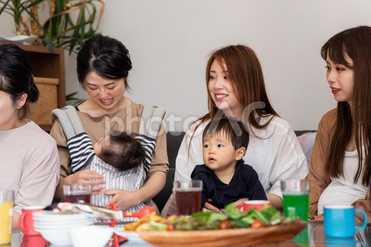 ベビーカフェでランチするママ友 キッズカフェ,親子カフェ,ベビーカフェの写真素材