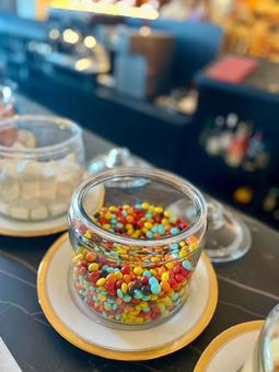 カラフルでオシャレなマーブルチョコ カラフルでオシャレなマーブルチョコの写真