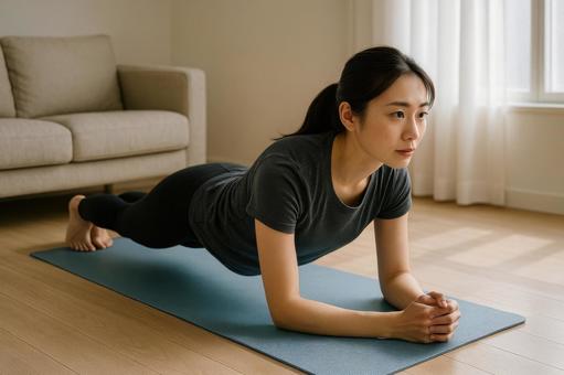 自重トレーニングする女性 自重トレーニングする女性の写真