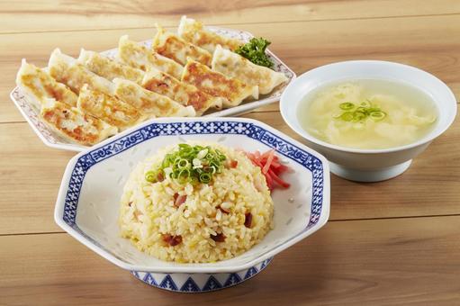 チャーハン・餃子・かきたまスープ チャーハン,餃子,炒飯の写真素材