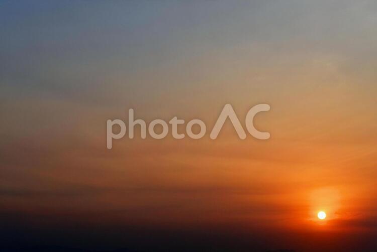 夕陽が浮かぶ夕焼け空 グラデーション,夕日,夕焼け空の写真素材