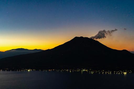 寺山公園展望台から見る桜島の夜景 寺山公園展望台から見る桜島の夜景の写真