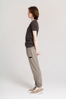 踵を上げる横向き男性 踵を上げる横向き男性の写真
