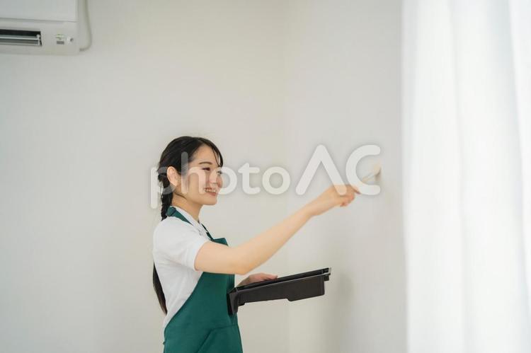 壁の塗装する女性（笑顔） 塗装,リフォーム,リノベーションの写真素材