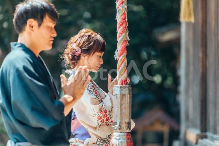 お参りする浴衣姿の男女 神社,お参り,参拝の写真素材